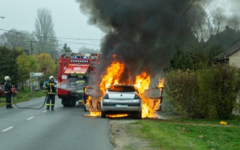 Hatalmas lángokkal égett egy autó kedden délelőtt Barcson