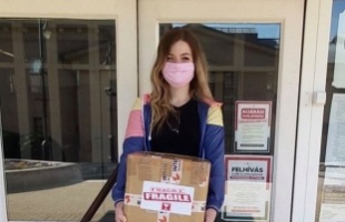 A Hit Gyülekezete 500 darab műanyag arcpajzsot ajándékozott Kaposvárnak