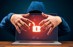 Állami intézmények informatikai rendszerét törte fel egy 15 éves tinédzser