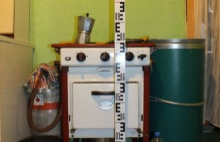 Az egyedül hagyott kicsire borult a forró kávé