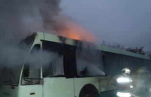 Az út mellett lángolt egy volánbusz Somogyegresen