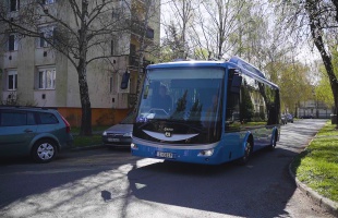 Városi midibusszal hajtottunk be a Búzavirág és a Zaranyi lakótelep utcáiba - videó
