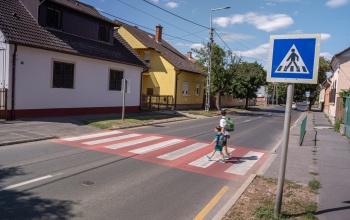 Figyelemfelkeltő okoszebra épül a Kisfaludy utcai iskola előtt