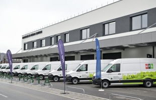 Közel félszáz új gépjárművel bővült a posta elektromos flottája