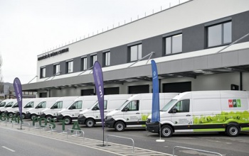 Közel félszáz új gépjárművel bővült a posta elektromos flottája