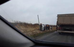 Felborult egy autó a 67-esen
