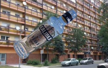 Vodkás üveget dobtak ki a Sávházból, egy autó szélvédője bánta