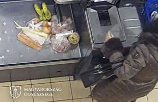 Azt hitte, el tudja lopni a termékeket az önkiszolgáló kasszánál, de a kamera az összes akcióját felvette
