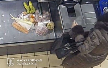Azt hitte, el tudja lopni a termékeket az önkiszolgáló kasszánál, de a kamera az összes akcióját felvette