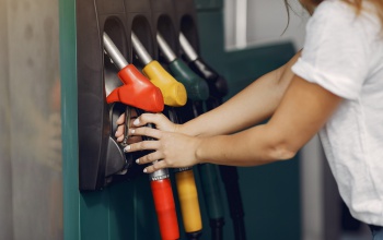 Pénteken újabb áremelés a kutakon