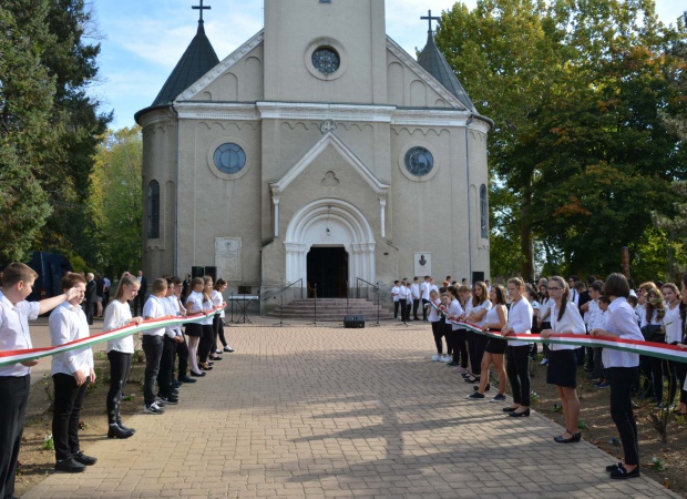 Az 56-os forradalom áldozataira emlékeztek a Hősök temploma előtt
