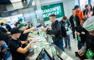 Kígyózó sor várta a Simon’s Burger nyitását