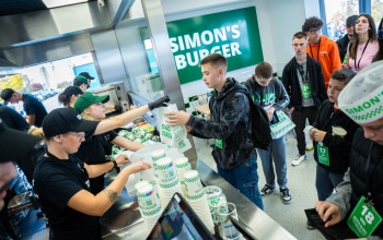 Kígyózó sor várta a Simon’s Burger nyitását