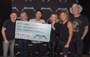 Milliós adománnyal támogatta a magyar gyerekek étkeztetését a METALLICA