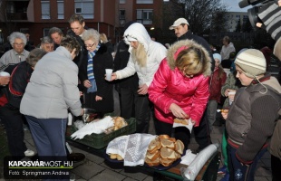 Meggyulladt az első adventi gyertya a Szivárvány Játszótéren