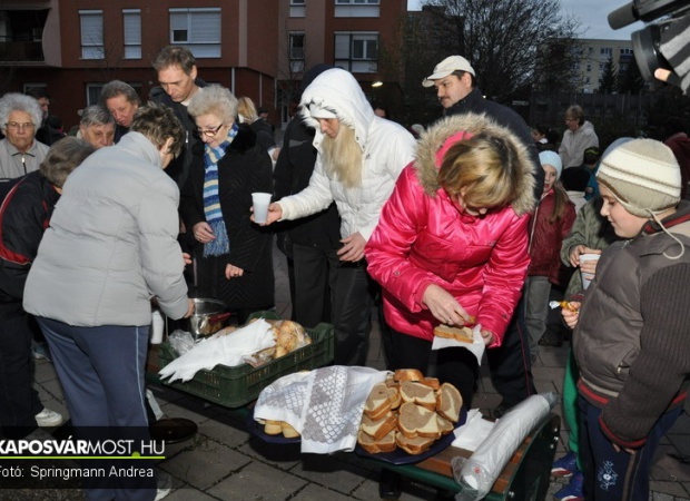 Meggyulladt az első adventi gyertya a Szivárvány Játszótéren