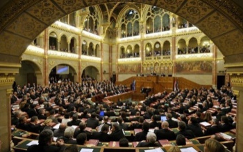 Hatnapos üléssel folytatja munkáját a parlament