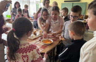 Nyugdíjasok és iskolások együtt sütöttek fánkot