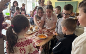 Nyugdíjasok és iskolások együtt sütöttek fánkot