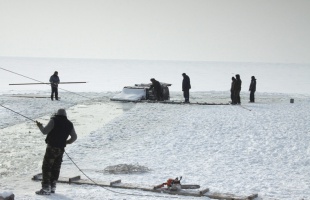 Beszakadt a Balaton jege két terepjáró alatt