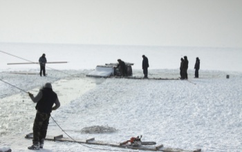 Beszakadt a Balaton jege két terepjáró alatt