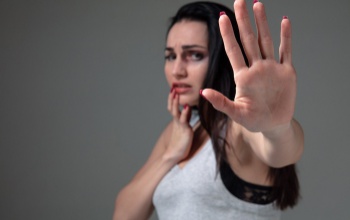 Gyermeküket ölelő várandós élettársát ütötte meg a férfi