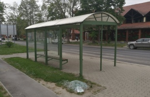 Nem várta meg a busz, ezért dühében kirúgta a megálló üvegét