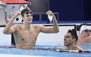 Kós Hubert olimpiai bajnok 200 méteres hátúszásban