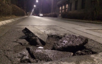 Veszélyes aszfalt darab riogatja az autósokat