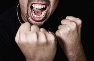 B. Krisztofer feldühödött, majd ököllel ütötte a vendéglőst