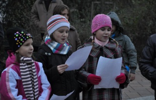 Adventi gyertyagyújtás a Szivárvány játszótéren