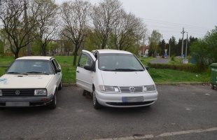 Meghúzta a parkoló autót majd távozott