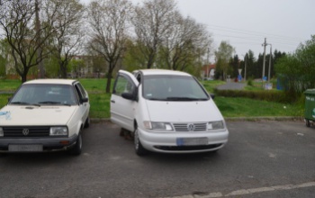 Meghúzta a parkoló autót majd távozott