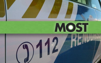 Szalagkorlátnak ütközött egy autó Mernyénél