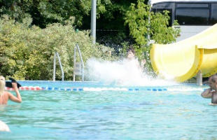 Csodás időben nyitotta meg kapuit a kaposvári Virágfürdő strandja