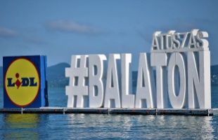 Elhalasztják a Balaton-átúszást