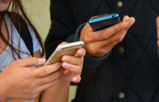 Legyetek óvatosak: csomagküldők nevében küldözgetnek sms-eket, ne dőljetek be!