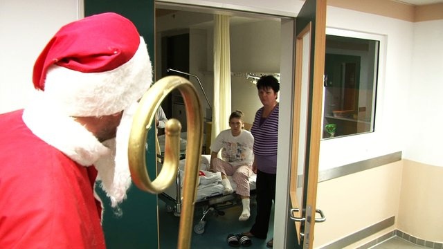Mikulás járt a kórházban fekvő gyerekeknél