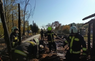 Lángoló épületek, balesetek és helyesen jelző szén-monoxid-érzékelők