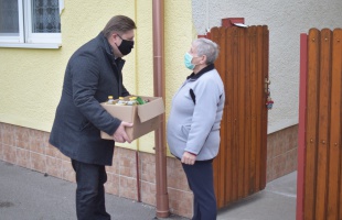 Teli dobozzal érkezett a képviselő