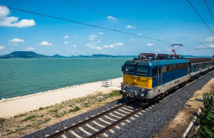 Sokan vonatoznak a Balatonhoz