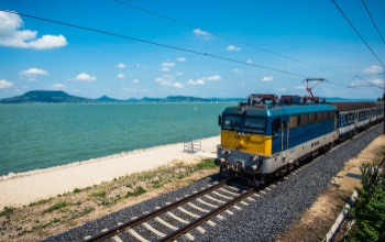 Sokan vonatoznak a Balatonhoz