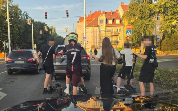 Át a négysávoson – csapatostul csapatták az e-rolleresek Kaposvár belvárosában