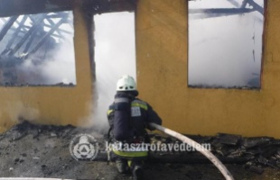 Tűz ütött ki egy kőröshegyi lakóház tetőterében