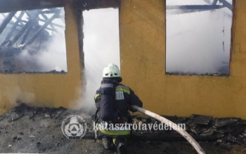 Tűz ütött ki egy kőröshegyi lakóház tetőterében