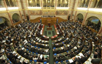 A migrációs válság miatt módosítja a költségvetést a parlament
