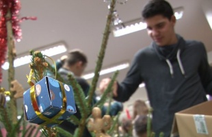 Karácsonyfa díszítő versenyt rendeztek a Klebelsbergben