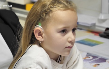 Siketen született kislánynak adták vissza a hallását pécsi orvosok