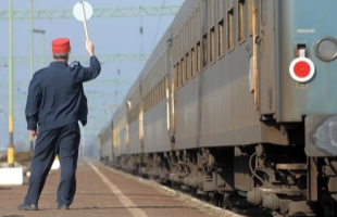 Másképp járnak a buszok és a vonatok a hosszú hétvégén