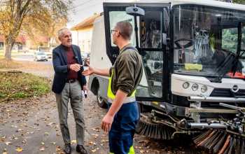 Szita Károly is kipróbálta az új takarítógépet